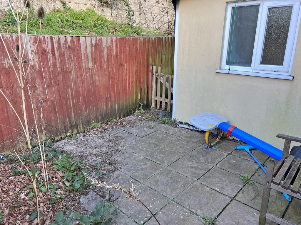 Lot: 142 - DETACHED BUNGALOW FOR IMPROVEMENT - Paved courtyard